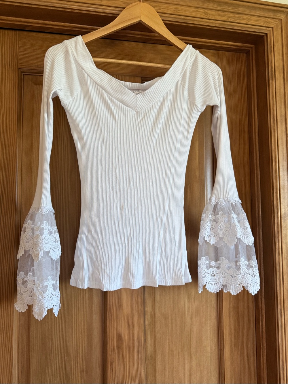 VENUS White Ribbed V-Neck Top with Lace Bell Sleeves